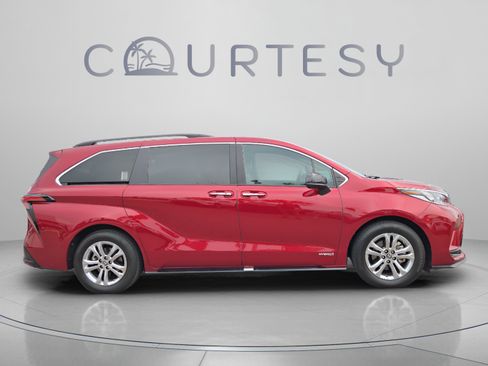 Certified 2021 Toyota Sienna XSE AWD/4WD image 6