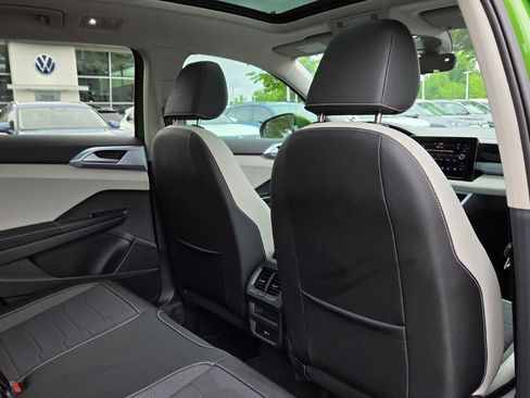 Certified 2025 Volkswagen Taos SE w/ Panoramic Sunroof Package FWD image 50