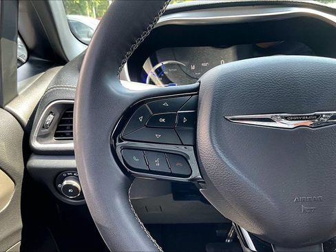 Used 2024 Chrysler Pacifica Premium FWD image 11