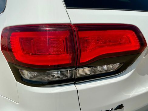 Used 2021 Jeep Grand Cherokee Laredo X image 14