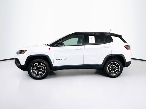 Used 2025 Jeep Compass Trailhawk image 4
