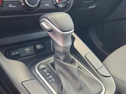 Used 2025 Kia Soul LX w/ LX Technology Package FWD image 11