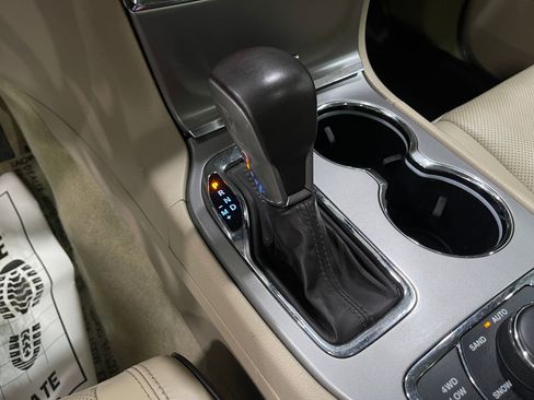 Used 2020 Jeep Grand Cherokee Overland AWD/4WD image 30