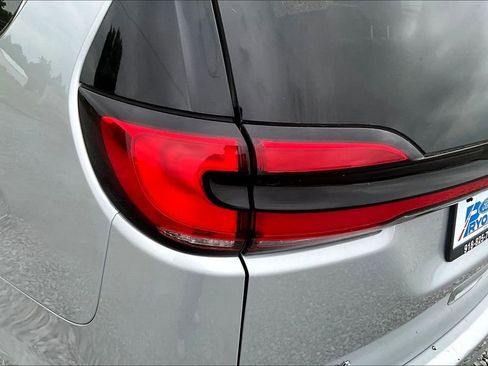 Used 2024 Chrysler Pacifica Touring-L FWD image 22