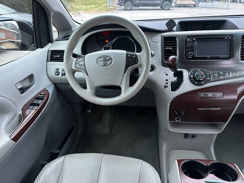 Used 2014 Toyota Sienna XLE image 23