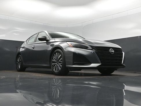 Used 2024 Nissan Altima 2.5 SV FWD image 44