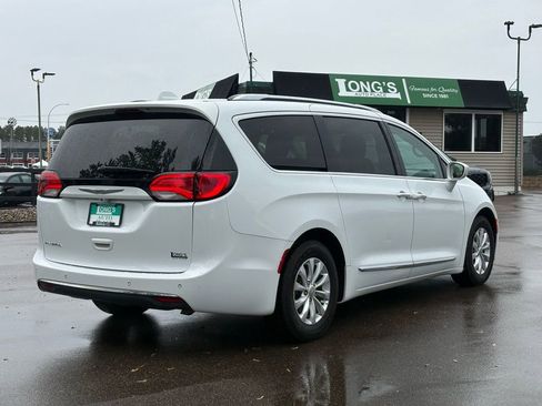 Used 2019 Chrysler Pacifica Touring-L FWD image 8