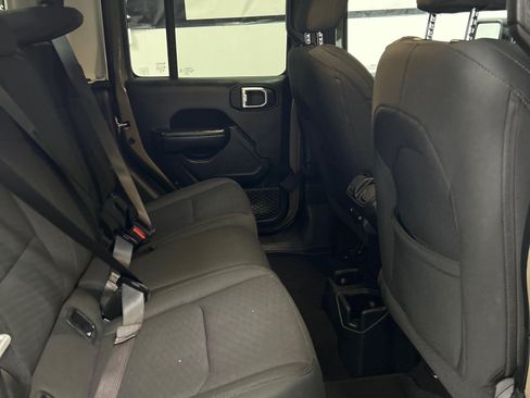 Used 2020 Jeep Gladiator Sport w/ Technology Group image 12