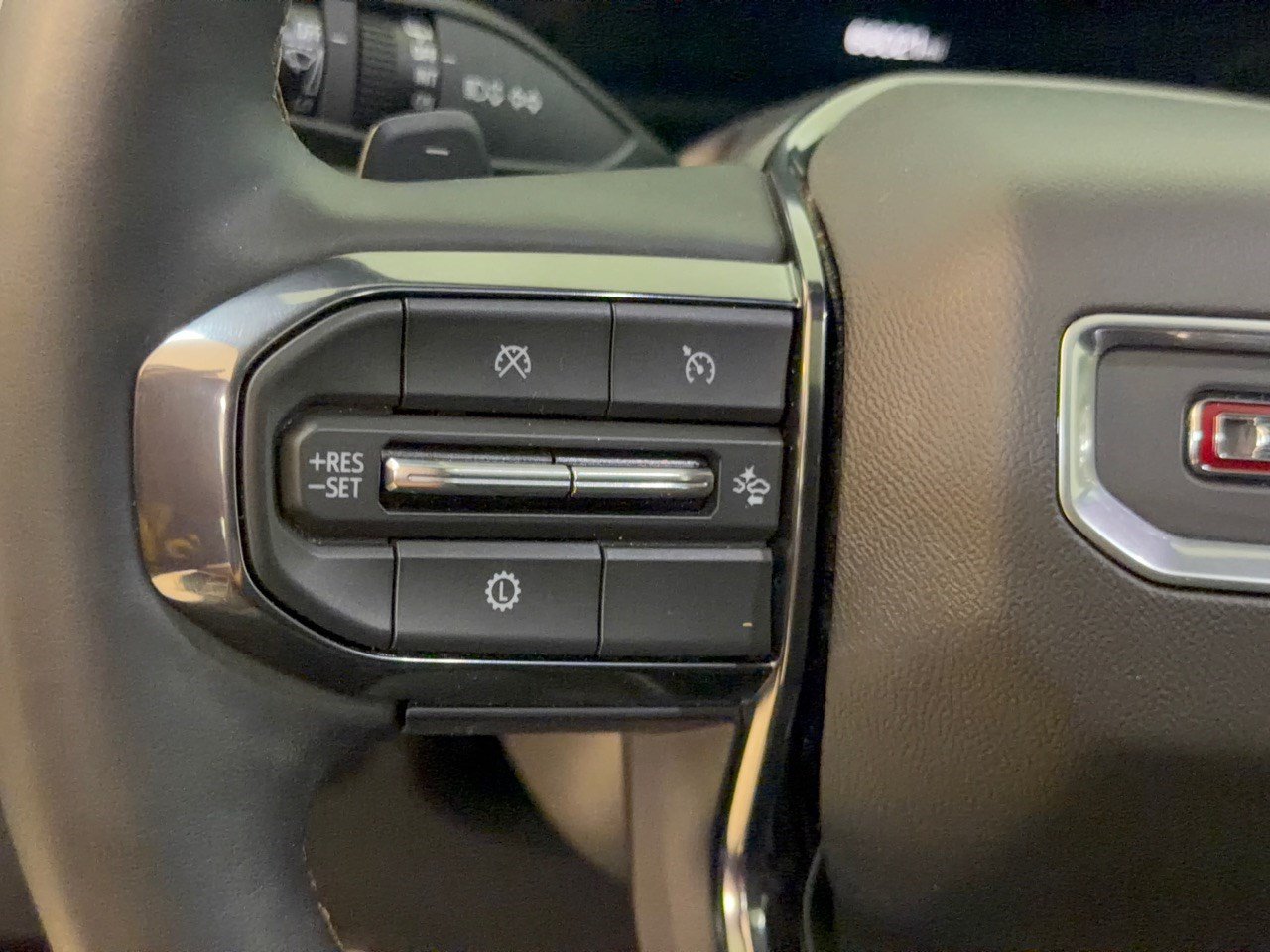 Used 2025 GMC Yukon AT4 w/ AT4 Premium Package AWD/4WD image 18