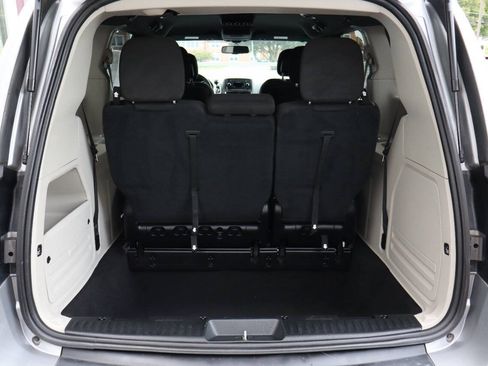 Used 2016 Dodge Grand Caravan SE FWD image 4