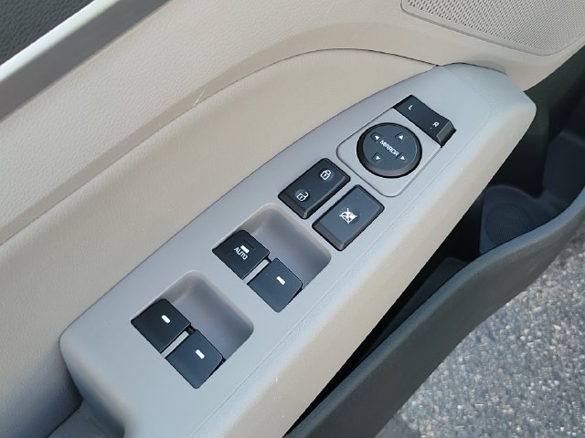 Used 2019 Hyundai Elantra Limited w/ Winter Weather Package FWD image 9