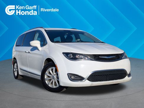 Used 2018 Chrysler Pacifica Touring-L Plus image 1
