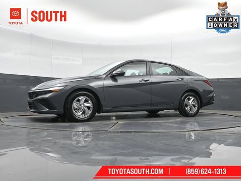 Used 2025 Hyundai Elantra SE FWD image 40