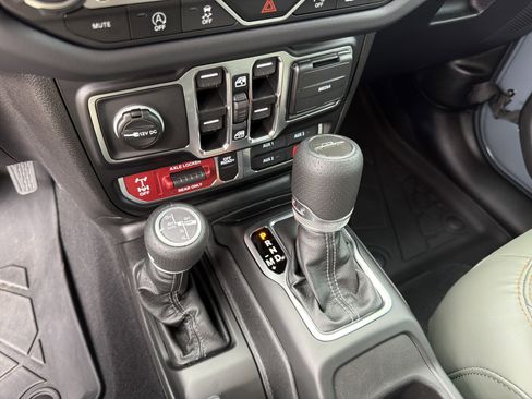 Used 2025 Jeep Gladiator Mojave AWD/4WD image 9