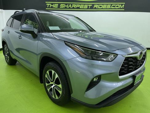 Used 2023 Toyota Highlander XLE image 2