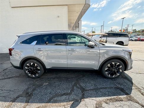 Certified 2024 Kia Sorento SX image 4