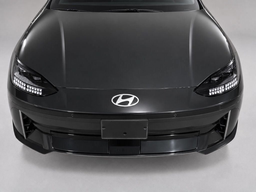 Used 2024 Hyundai Ioniq 6 SE RWD image 4