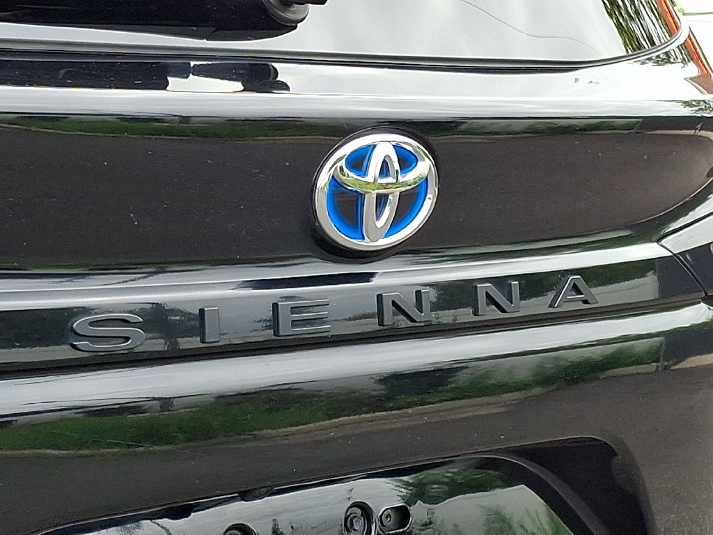 Certified 2025 Toyota Sienna XLE FWD image 30