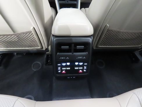 Certified 2025 Porsche Macan 4 Electric AWD/4WD image 33