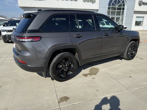 Used 2024 Jeep Grand Cherokee Limited w/ Black Appearance Package image 8