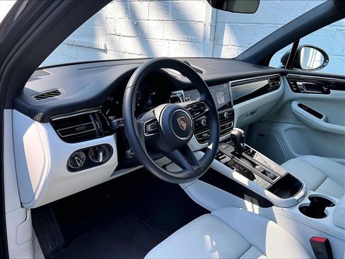 Certified 2025 Porsche Macan AWD/4WD image 4