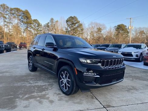 Used 2025 Jeep Grand Cherokee Limited image 2