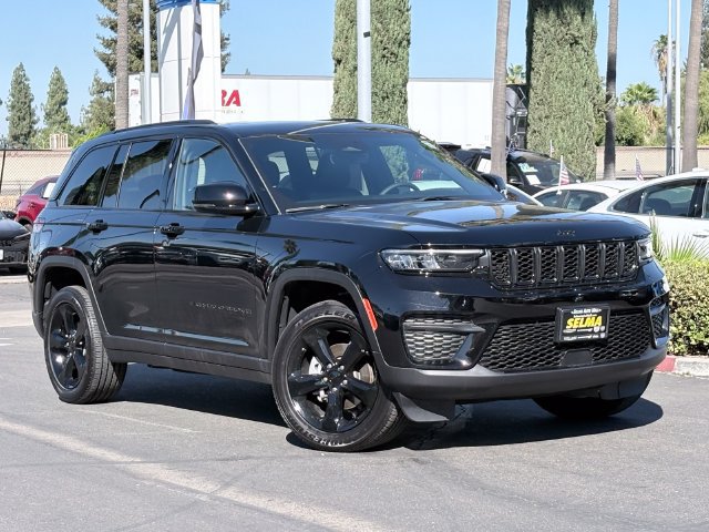 Certified 2025 Jeep Grand Cherokee Altitude AWD/4WD image 2