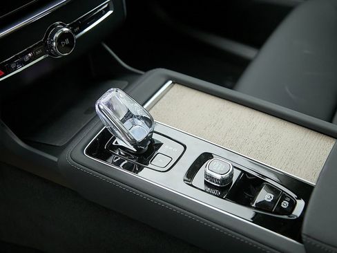 New 2025 Volvo XC90 B6 Core w/ Protection Package Premier image 16