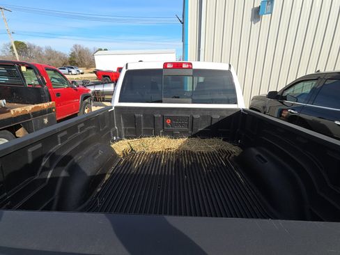 Used 2018 RAM 1500 Classic SLT image 6