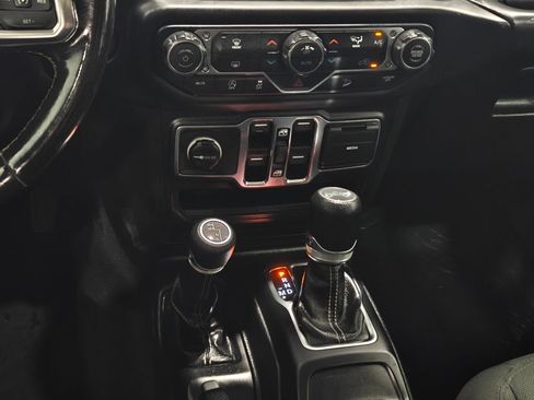 Used 2019 Jeep Wrangler Unlimited Sahara AWD/4WD image 8