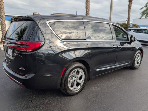 Used 2023 Chrysler Pacifica Limited image 19