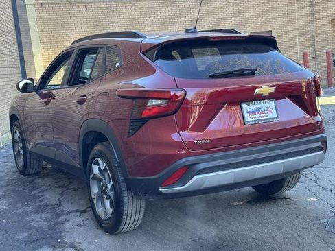 Used 2025 Chevrolet Trax LT w/ LT Convenience Package image 13