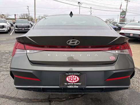 Used 2024 Hyundai Elantra SEL w/ Convenience Package image 6