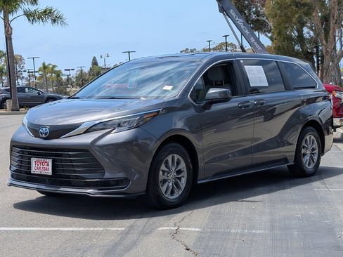 Used 2025 Toyota Sienna LE FWD image 12