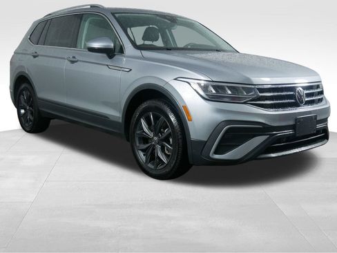 Used 2023 Volkswagen Tiguan SE w/ Panoramic Sunroof Package AWD/4WD image 2