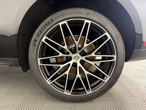 Certified 2026 Porsche Macan AWD/4WD image 12