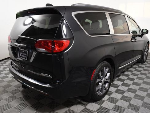 Used 2017 Chrysler Pacifica Limited w/ Advanced Safetytec Group FWD image 6
