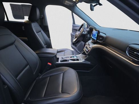 Used 2022 Ford Explorer XLT w/ Equipment Group 202A image 17