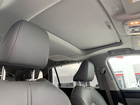 Used 2023 Toyota Highlander XLE FWD image 20