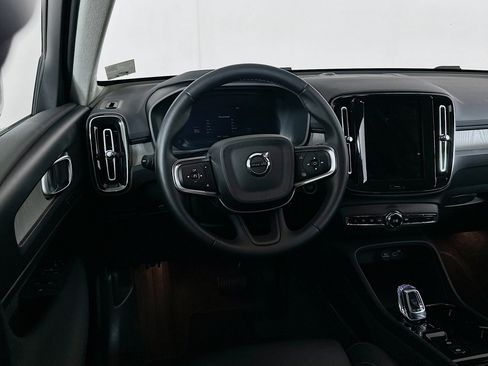Used 2025 Volvo XC40 B5 Plus image 18