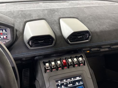Used 2022 Lamborghini Huracan STO image 18