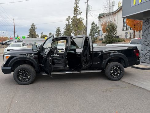 Used 2018 Nissan Titan SV w/ SV Convenience Package image 8