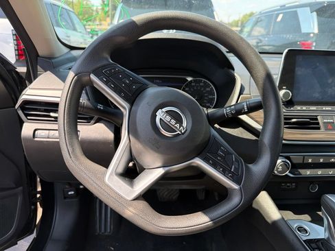 Used 2025 Nissan Altima 2.5 SV FWD image 12