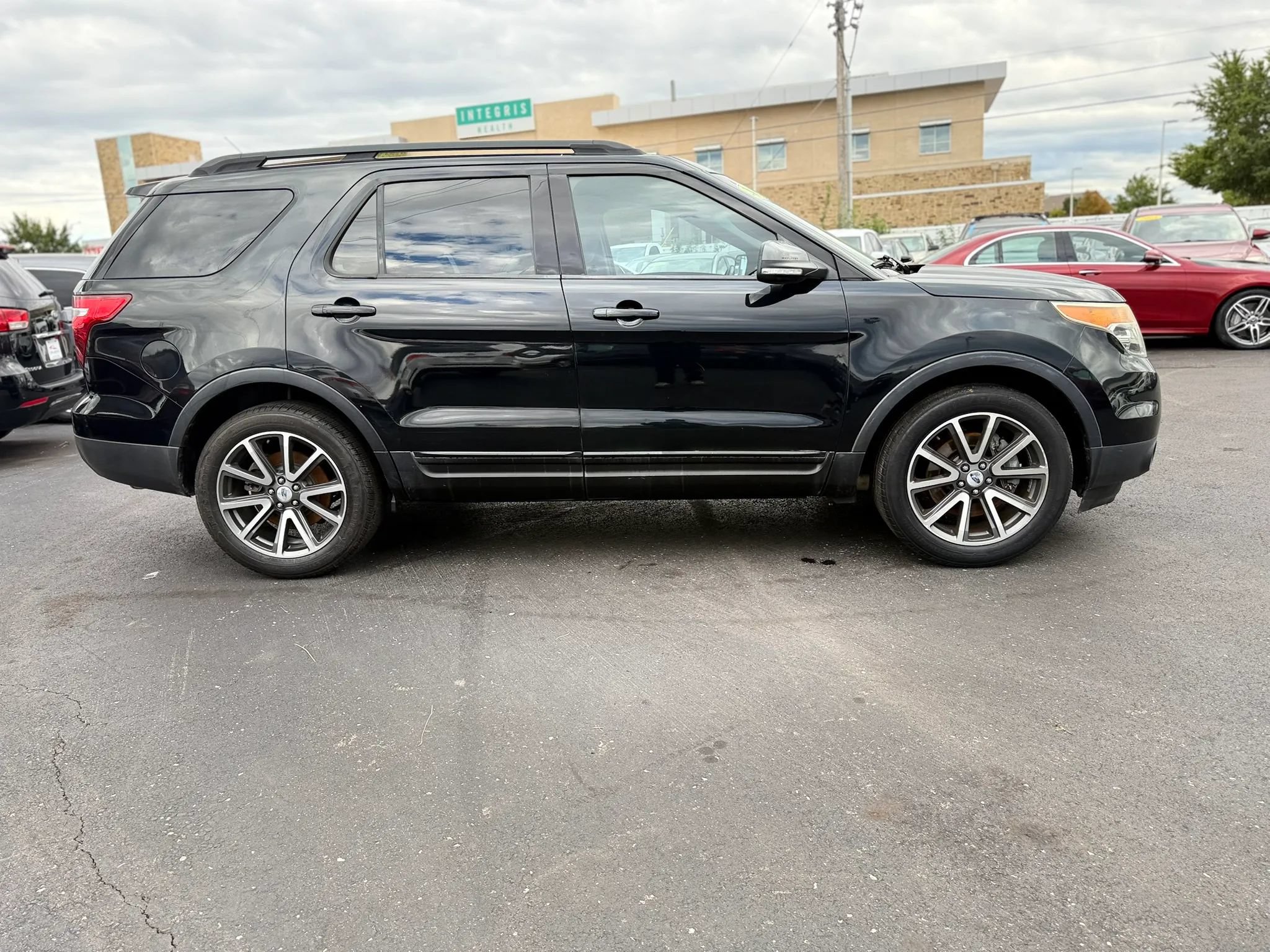 Used 2015 Ford Explorer XLT w/ Equipment Group 202B FWD image 2