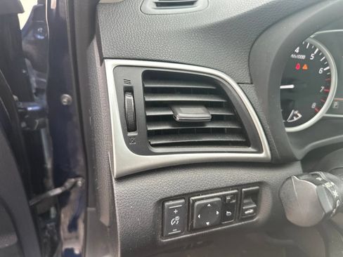 Used 2019 Nissan Sentra SV w/ Special Edition Package FWD image 9