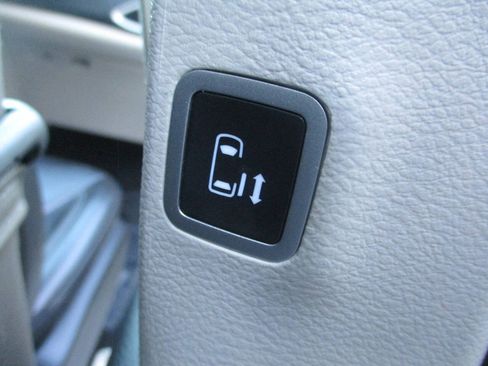 Used 2023 Chrysler Pacifica Touring-L FWD image 31