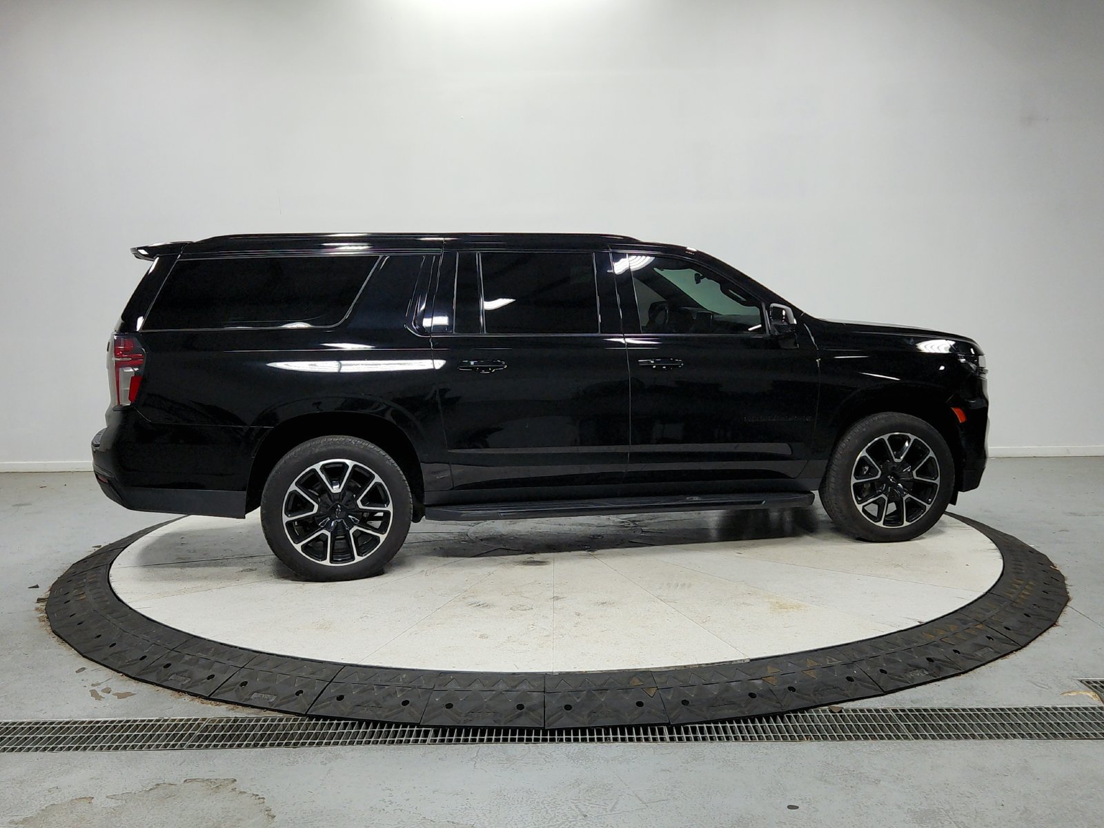 Used 2022 Chevrolet Suburban RST w/ Luxury Package RWD image 9