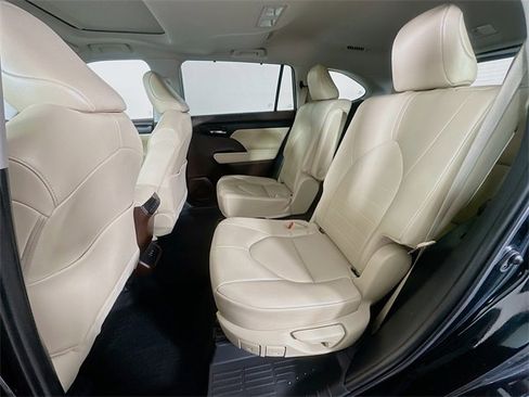 Used 2022 Toyota Highlander XLE image 33