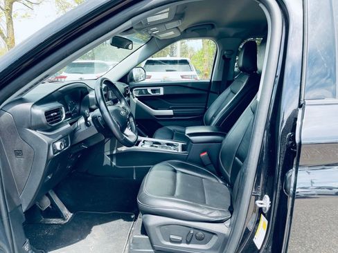 Used 2020 Ford Explorer XLT w/ Equipment Group 202A AWD/4WD image 9