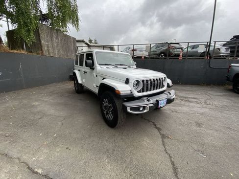 Used 2025 Jeep Wrangler Unlimited Sahara AWD/4WD image 8